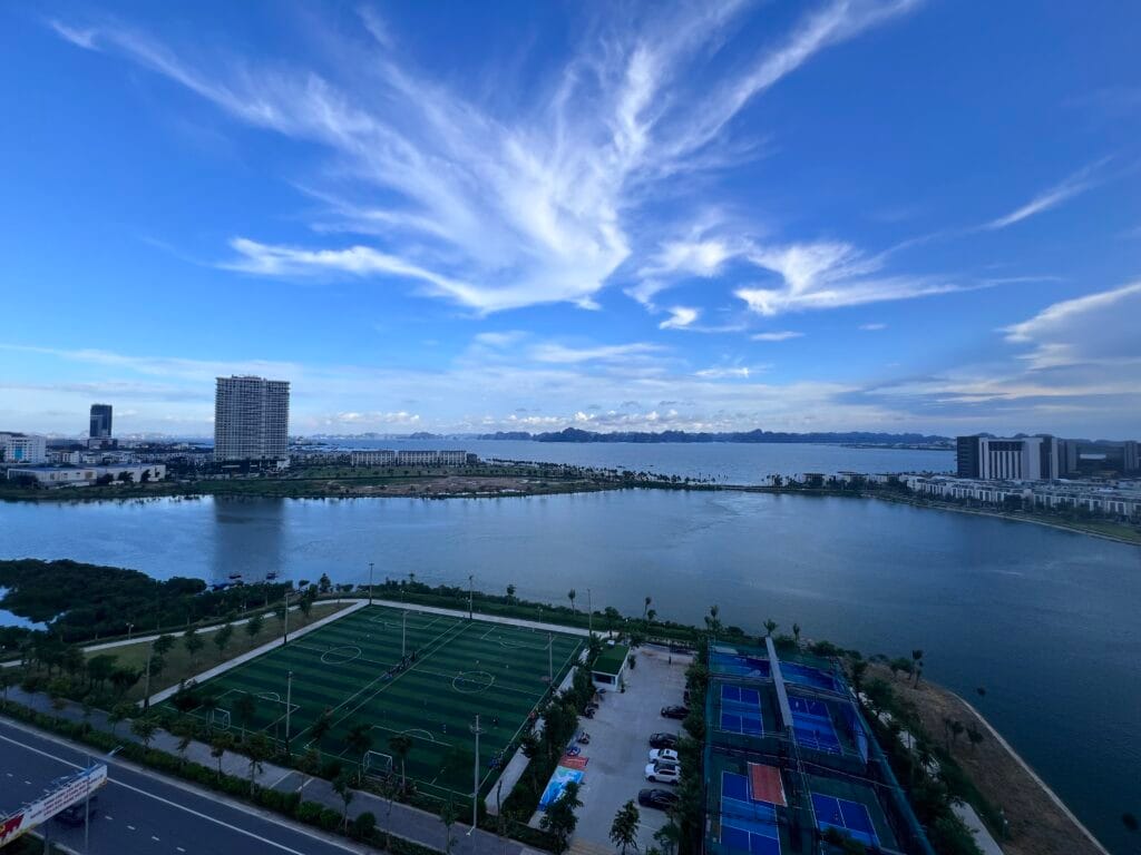 하롱베이가 보이는 창문 앞