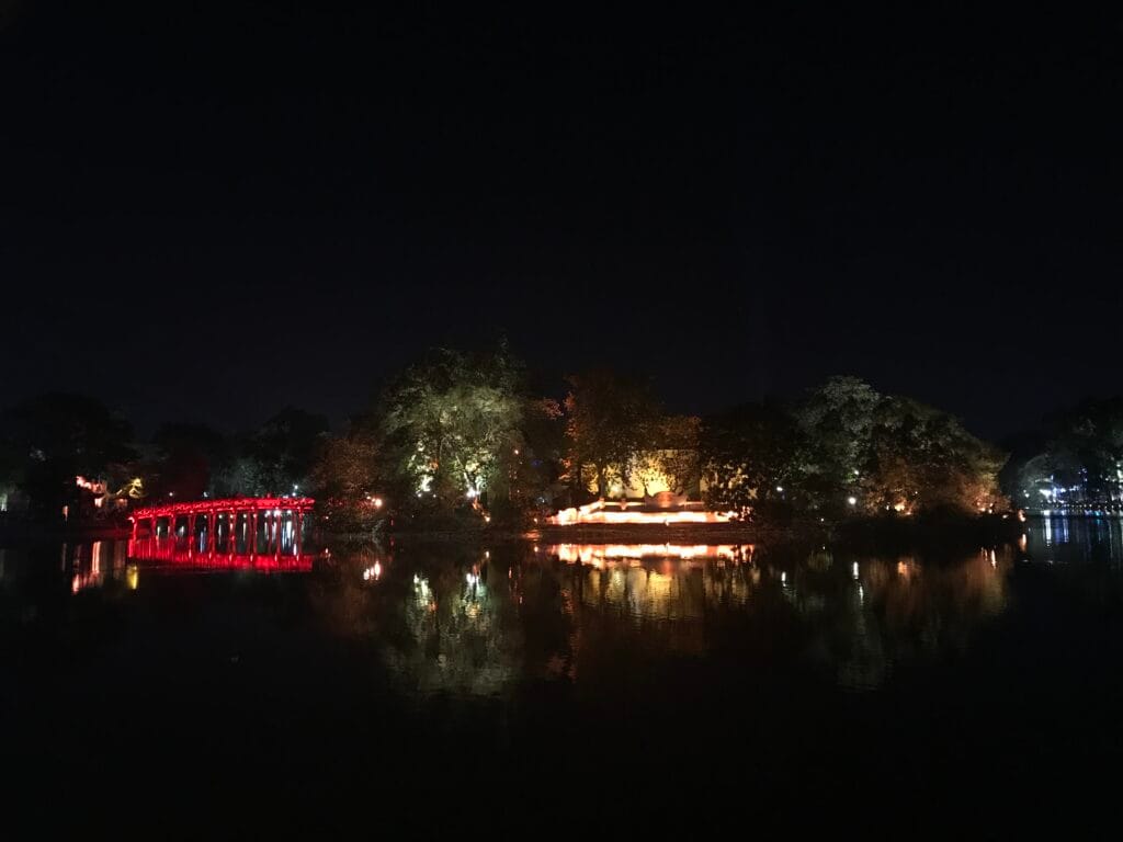 호안끼엠의 응옥썬사원 야경 모습