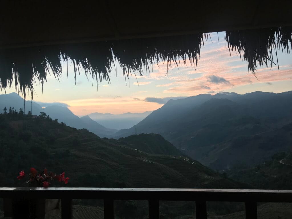 아침 사파의 호텔 테라스, 계단식 논, 안개