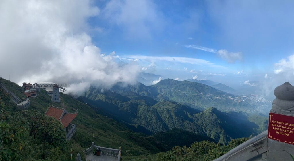 판시판 정상에서 내려다본 사파 계곡 전경