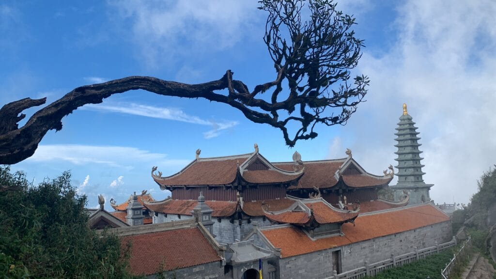 판시판 정상에서 바라본 사찰 Kim Son Bao Thang Tu