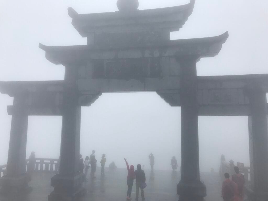 사파 정상으로 가는 길에 천국의 문에서 안개와 눈 