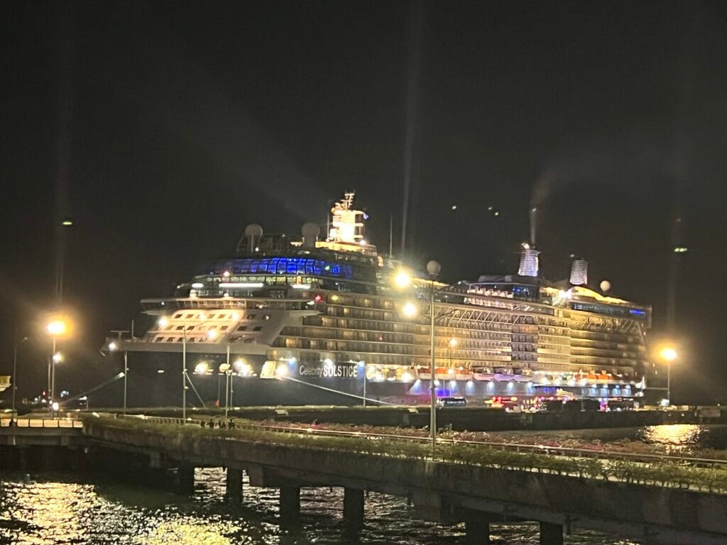 하롱베이 현지 가이드 투어 — 선착장에 정박한 대형 클루즈 선박