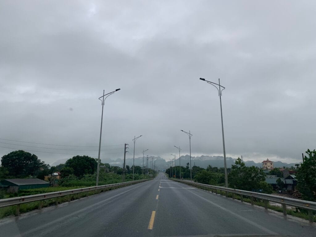 도로 밖으로 하롱베이 카르스트 지형이 보이는 순간