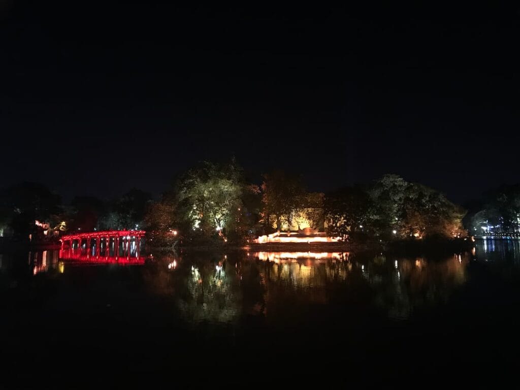 호안끼엠 호수 저녁 골목 풍경