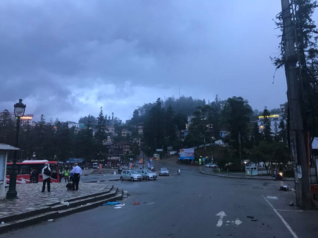 사파 트레킹 출발지 안개 낀 사파 마을 전경